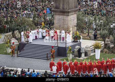 Rom, Italien. 13. April 2014. Vatikanstadt, Vatikan '' "13. April 2014: Papst Francis feiert am Palmsonntag Masse in dem Petersplatz im Vatikan. Tausende von Gläubigen, Touristen und Pilger haben eine feierlichen Palmsonntag Messe auf dem Petersplatz im Vatikan Papst Francis angeschlossen. Bildnachweis: Giuseppe Ciccia/NurPhoto/ZUMAPRESS.com/Alamy Live-Nachrichten Stockfoto