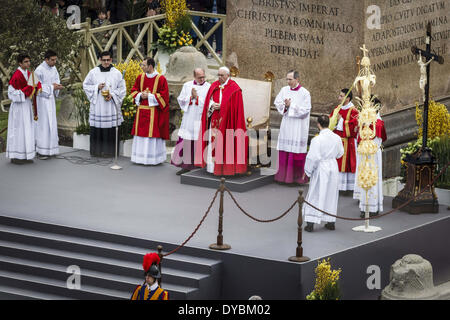 Rom, Italien. 13. April 2014. Vatikanstadt, Vatikan '' "13. April 2014: Papst Francis feiert am Palmsonntag Masse in dem Petersplatz im Vatikan. Tausende von Gläubigen, Touristen und Pilger haben eine feierlichen Palmsonntag Messe auf dem Petersplatz im Vatikan Papst Francis angeschlossen. Bildnachweis: Giuseppe Ciccia/NurPhoto/ZUMAPRESS.com/Alamy Live-Nachrichten Stockfoto