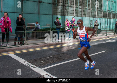 London, UK. 13. April 2014. Mo Farah durchläuft Canary Wharf etwa dreißig Sekunden hinter dem führenden. Der London-Marathon beginnt in Greenwich am Blackheath durchläuft Canary Wharf und endet in der Mall. London UK, 13. April 2014.  Guy Bell, 07771 786236 guy@gbphotos. Stockfoto
