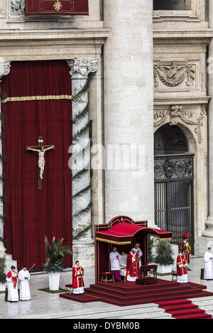 Rom, Italien. 13. April 2014. Vatikanstadt, Vatikan '' "13. April 2014: Papst Francis feiert am Palmsonntag Masse in dem Petersplatz im Vatikan. Tausende von Gläubigen, Touristen und Pilger haben eine feierlichen Palmsonntag Messe auf dem Petersplatz im Vatikan Papst Francis angeschlossen. Bildnachweis: Giuseppe Ciccia/NurPhoto/ZUMAPRESS.com/Alamy Live-Nachrichten Stockfoto