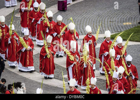 Rom, Italien. 13. April 2014. Vatikanstadt, Vatikan '' "13. April 2014: Prälaten nehmen Sie Teil an der Palmsonntag Masse in dem Petersplatz im Vatikan von Papst Francis gefeiert. Tausende von Gläubigen, Touristen und Pilger haben eine feierlichen Palmsonntag Messe auf dem Petersplatz im Vatikan Papst Francis angeschlossen. Bildnachweis: Giuseppe Ciccia/NurPhoto/ZUMAPRESS.com/Alamy Live-Nachrichten Stockfoto