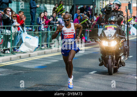 London, UK. 13. April 2014. Mo Farah durchläuft Canary Wharf etwa dreißig Sekunden hinter dem führenden. Der London-Marathon beginnt in Greenwich am Blackheath durchläuft Canary Wharf und endet in der Mall. London UK, 13. April 2014.  Guy Bell, 07771 786236 guy@gbphotos. Stockfoto