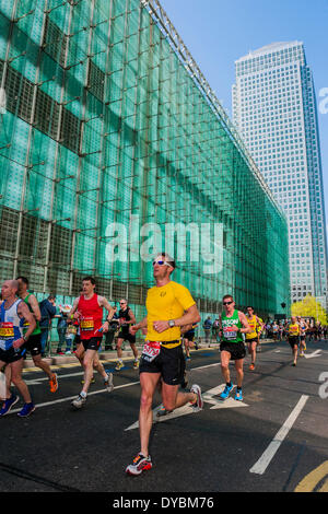 London, UK. 13. April 2014. Der London-Marathon beginnt in Greenwich am Blackheath durchläuft Canary Wharf und endet in der Mall. Stockfoto