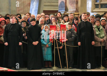 St. Petersburg, Russland - 13. April 2014: Personen teilnehmen, auf der die Kinder Liturgie in St. Isaak Kathedrale auf der Palmsonntag in Sankt Petersburg, Russland.  (Foto von Anna Volkova / Pacific Press) Stockfoto