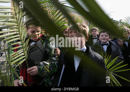 St. Petersburg, Russland - 13. April 2014: Chor Kinder kümmern sich um das Kreuz Prozession um St. Isaak Kathedrale auf der Palmsonntag in Sankt Petersburg, Russland.  (Foto von Anna Volkova / Pacific Press) Stockfoto