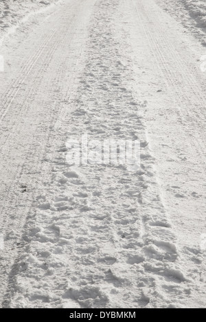 Winter-Schnee-Szene im Süden von England eine Nahaufnahme einer Schnee bedeckten Bereich Fahrzeug Spur auftauchen Stockfoto