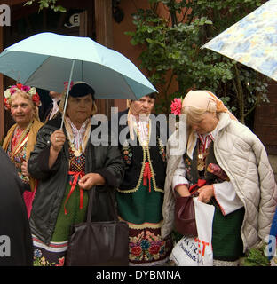 Bulgarien allgemein Iznovo April 13. 2014: Sonntag vor Ostern Bulgaren das Fest des St. Lazarus feiern eine Festival mit dem Brauch der Lazaruwane Frühling Brauch von Jungfrauen gefolgt und häufig bei allen Bulgaren ein Ritual, an diesem Tag mit einigen Elementen durchgeführt Alter sind strukturiert (heiratsfähigen Mädchen) zum Thema Liebe und Ehe in Lazar Lieder und Tanz, die Rituale sind am Palmsonntag die Mädchen, die an diesem Brauch teilnehmen werden Lazarki genannt. © Clifford Norton/Alamy Stockfoto