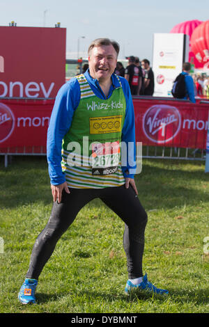 London, UK. 13. April 2014. Ed Balls, MP, Labour-Politiker. Prominente stellen bei einem Fototermin bei der grün vor der VIrgin London Marathon 2014 beginnen. Für das Jahr 2014 treten mehr als 36.000 Teilnehmer am Marathon, mit die meisten von ihnen Geld für wohltätige Zwecke zu sammeln. Foto: Credit: Nick Savage/Alamy Live-Nachrichten Stockfoto