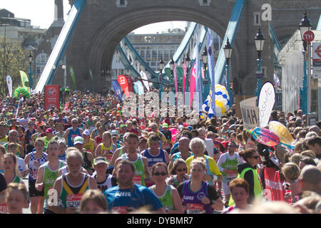 London, UK. 13. April 2014.  Tausende von Läufer überqueren Tower Bridge während Virgin Geld 2014 London-Marathon. Bildnachweis: Amer Ghazzal/Alamy Live-Nachrichten Stockfoto
