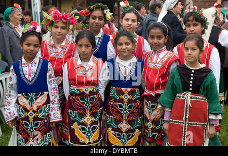 Bulgarien allgemein Iznovo April 13. 2014: Sonntag vor Ostern Bulgaren das Fest des St. Lazarus feiern eine Festival mit dem Brauch der Lazaruwane Frühling Brauch von Jungfrauen gefolgt und häufig bei allen Bulgaren ein Ritual, an diesem Tag mit einigen Elementen durchgeführt Alter sind strukturiert (heiratsfähigen Mädchen) zum Thema Liebe und Ehe in Lazar Lieder und Tanz, die Rituale sind am Palmsonntag die Mädchen, die an diesem Brauch teilnehmen werden Lazarki genannt. © Clifford Norton/Alamy Stockfoto