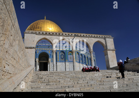 Muslimische Mädchen vor Kuppel der Rock-Moschee, Tempelberg, alte Stadt von Jerusalem, Israel Stockfoto