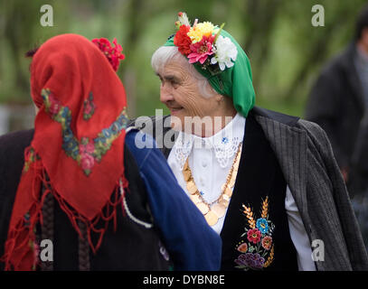 Bulgarien allgemein Iznovo April 13. 2014: Sonntag vor Ostern Bulgaren das Fest des St. Lazarus feiern eine Festival mit dem Brauch der Lazaruwane Frühling Brauch von Jungfrauen gefolgt und häufig bei allen Bulgaren ein Ritual, an diesem Tag mit einigen Elementen durchgeführt Alter sind strukturiert (heiratsfähigen Mädchen) zum Thema Liebe und Ehe in Lazar Lieder und Tanz, die Rituale sind am Palmsonntag die Mädchen, die an diesem Brauch teilnehmen werden Lazarki genannt. © Clifford Norton/Alamy Stockfoto