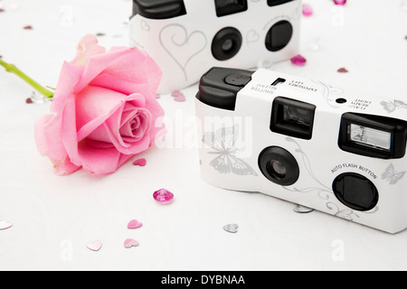 Einweg-weiße Hochzeit Kamera mit silbernen Schmetterlingen auf der Vorderseite. Stockfoto