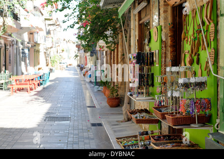 Ansicht-Souvenir-Shop entlang der kleinen Straße alte Stadt Nafplio Peloponnes Griechenland ein attraktivsten Städte in Griechenland, Stockfoto