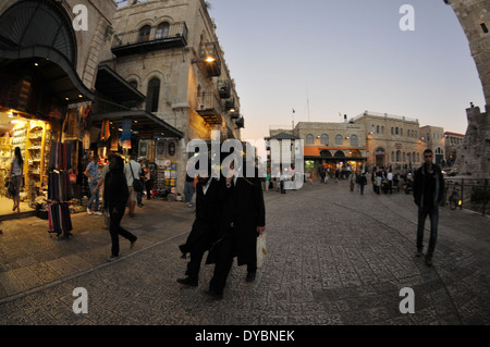 Orthodoxe jüdische Männer gehen am Jaffa-Tor in der Abenddämmerung, Altstadt von Jerusalem, Israel Stockfoto