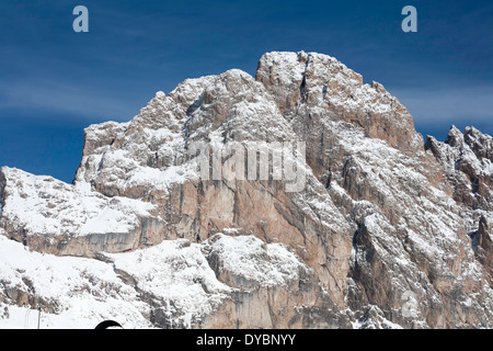 Schnee bedeckte Klippe FacesThe Geisler Geislerspitzen Selva Val Gardena Dolomiten Italien Stockfoto