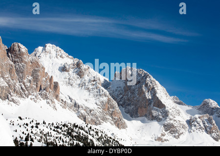 Schnee bedeckte Klippe FacesThe Geisler Geislerspitzen Selva Val Gardena Dolomiten Italien Stockfoto