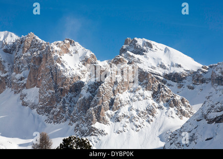 Schnee bedeckte Klippe FacesThe Geisler Geislerspitzen Selva Val Gardena Dolomiten Italien Stockfoto