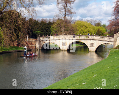 Bootfahren auf dem Fluss Cam - nähert sich ein Punt Clare Bridge an einem feinen Frühlingstag. Stockfoto