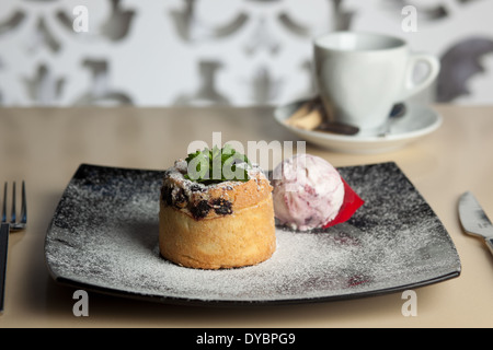 dekorierte Tasse Kuchen, Eis und cofe Stockfoto