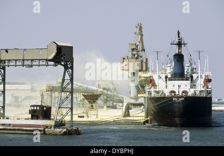 Tunesien, port Sfax, bulk carrier Schiff ist mit Phosphat enthält Schwermetalle wie Cadmium und Phosphor geladen. Phosphor als wichtige Düngemittel in der Landwirtschaft verwendet wird, kann das Phosphat wird in Bergwerken Compagnie des Phosphate de Gafsa CPG abgebaut Stockfoto