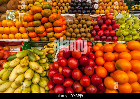Exotische bunte Früchte auf einem Markt in Kolumbien Stockfoto