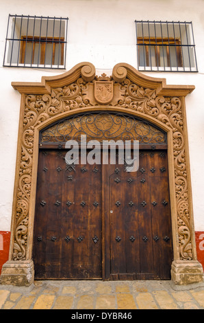 Alte Holztür und Fassade einer weißen kolonialen Gebäude in San Cristobal de Las Casas, Mexiko Stockfoto