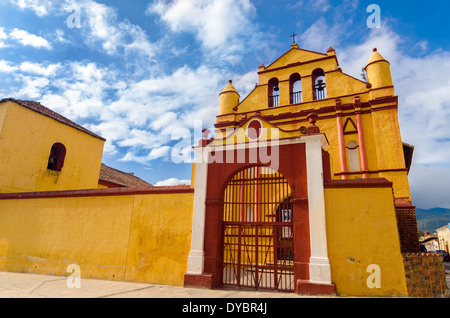 Ausblick auf eine gelbe und rote Kirche in San Cristobal de Las Casas in Chiapas, Mexiko Stockfoto