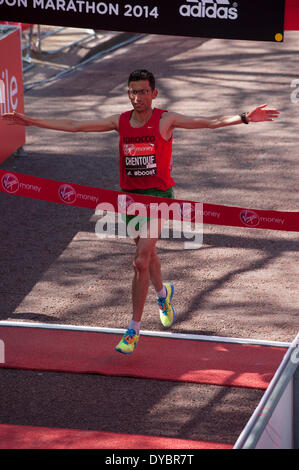 London, UK, 13. April 2014. Virgin Money London Marathon 2014. Marokkanische Para-Athleten El Amin Chentouf endet in den 1. Platz in der IPC World Cup T11, T12 Kategorie Credit: Malcolm Park Leitartikel/Alamy Live-Nachrichten Stockfoto