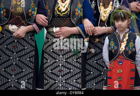 Bulgarien allgemein Iznovo April 13. 2014: Sonntag vor Ostern Bulgaren das Fest des St. Lazarus feiern eine Festival mit dem Brauch der Lazaruwane Frühling Brauch von Jungfrauen gefolgt und häufig bei allen Bulgaren ein Ritual, an diesem Tag mit einigen Elementen durchgeführt Alter sind strukturiert (heiratsfähigen Mädchen) zum Thema Liebe und Ehe in Lazar Lieder und Tanz, die Rituale sind am Palmsonntag die Mädchen, die an diesem Brauch teilnehmen werden Lazarki genannt. Bildnachweis: Clifford Norton/Alamy Live-Nachrichten Stockfoto