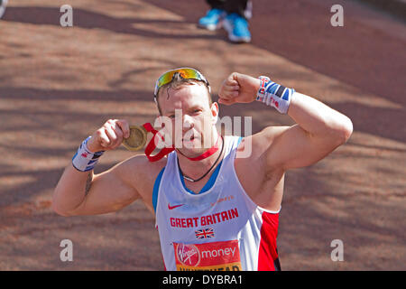 London, UK. 13. April 2014. Richard Whitehaed mit seinem Kredit die London Marathon 2014-Medaille: Keith Larby/Alamy Live News Stockfoto