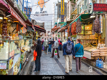 Geschäfte auf Kalcin Sokak in der Nähe von Spice Bazaar, Eminönü Bezirk, Istanbul, Türkei Stockfoto