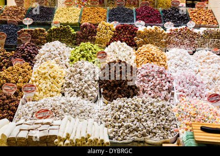 Candy und türkische Freude zum Verkauf auf dem Gewürz-Basar (Misir Carsisi oder ägyptischen Basar), Viertel Eminonu, Istanbul, Türkei Stockfoto