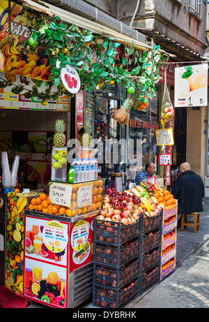 Shop Verkauf von Saft aus frischen Früchten auf einer Straße nahe der Universität und der große Basar, Istanbul, Türkei Stockfoto