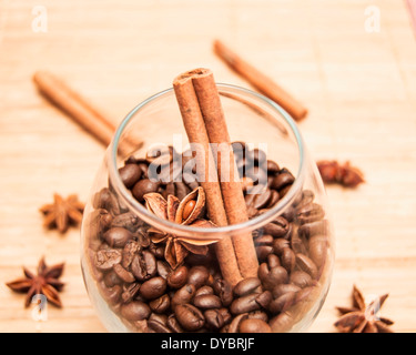 Kaffeebohnen in einem Glas Stockfoto