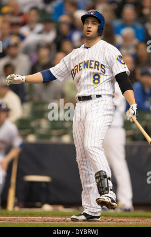Milwaukee, Wisconsin, USA. 13. April 2014. 13. April 2014: Milwaukee Brewers Recht Fielder Ryan Braun #8 fouls einen Platz während der seiner Inning der Major League Baseball Spiel zwischen den Milwaukee Brewers und den Pittsburgh Pirates im Miller Park in Milwaukee, Wisconsin. und den Pittsburgh Pirates im Miller Park in Milwaukee, Wisconsin. Brauer und Piraten sind im dritten Inning torlos. John Fisher/CSM/Alamy Live-Nachrichten Stockfoto