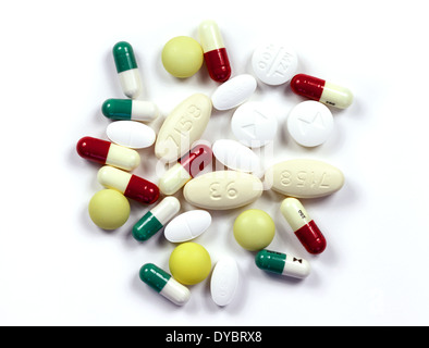 Antibiotika - eine Vielzahl von Antibiotika Kapseln und Tabletten auf einem weißen Hintergrund, verwendet in der Behandlung von Infektionen im NHS UK Stockfoto