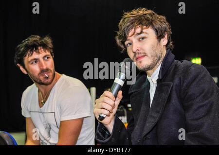 Dublin, Irland. 13. April 2014 - Eoin Macken und Alexander Vlahos, Sterne von der BBC-Drama "Merlin, einen Vortrag bei der MCM Comic Con Credit: Stephen Barnes/Alamy Live News Stockfoto