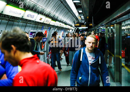 London, UK. 13. April 2014. Läufer drängen sich in der Londoner u-Bahn vor dem Start der Virgin London-Marathon am Sonntag, 13. April 2014, London, UK-Credit: Cecilia Colussi/Alamy Live News Stockfoto