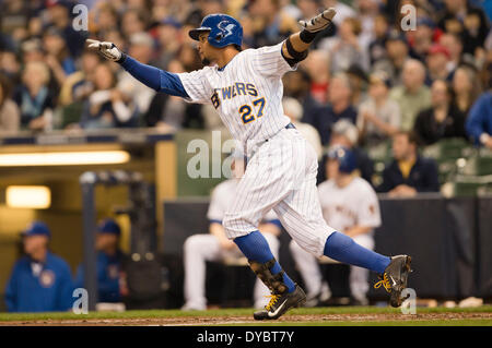 Milwaukee, Wisconsin, USA. 13. April 2014. 13. April 2014: Milwaukee Brewers Center Fielder Carlos Gomez #27 reagiert nach der Kollision mit einem Opfer zu fliegen, die Martin Maldonado während der Major League Baseball Spiel zwischen den Milwaukee Brewers und den Pittsburgh Pirates im Miller Park in Milwaukee, Wisconsin erzielte. Brauer Ad Piraten sind 1: 1 im 4. Inning gebunden. John Fisher/CSM/Alamy Live-Nachrichten Stockfoto