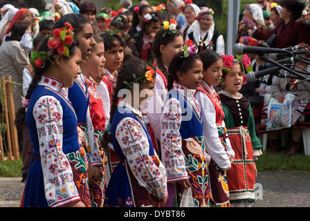 Bulgarien allgemein Iznovo April 13. 2014: Sonntag vor Ostern Bulgaren das Fest des St. Lazarus feiern eine Festival mit dem Brauch der Lazaruwane Frühling Brauch von Jungfrauen gefolgt und häufig bei allen Bulgaren ein Ritual, an diesem Tag mit einigen Elementen durchgeführt Alter sind strukturiert (heiratsfähigen Mädchen) zum Thema Liebe und Ehe in Lazar Lieder und Tanz, die Rituale sind am Palmsonntag die Mädchen, die an diesem Brauch teilnehmen werden Lazarki genannt. Bildnachweis: Clifford Norton/Alamy Live-Nachrichten Stockfoto