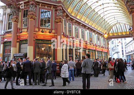 Lamm-Tavern Pub in Leadenhall Market zwischen Leadenhall Street, Gracechurch Street und Lime Street, London EC3V 1LT. Stockfoto