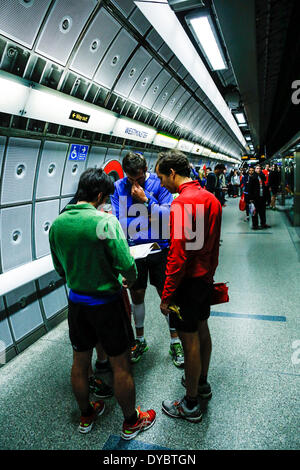 London, UK. 13. April 2014. Läufer drängen sich in der Londoner u-Bahn vor dem Start der Virgin London-Marathon am Sonntag, 13. April 2014, London, UK-Credit: Cecilia Colussi/Alamy Live News Stockfoto