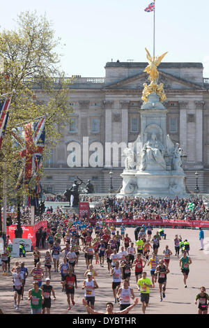 London, UK. 13. April 2014. Läufer herab die Mall vor Buckingham Palace. Im Jahr 2014 anheben mehr als 36.000 Teilnehmer angemeldet, um am Marathon, die meisten davon Rennen des Geldes für wohltätige Zwecke. Foto: Credit: Nick Savage/Alamy Live-Nachrichten Stockfoto