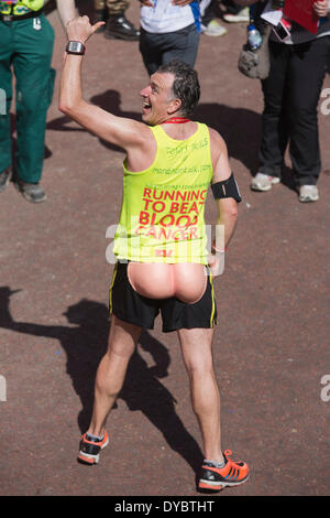 London, Großbritannien. 13. April 2014. Schauspieler Tony Audenshaw im Ziel. Im Jahr 2014 meldeten sich mehr als 36,000 Teilnehmer für den Marathon an, wobei die meisten von ihnen Geld für wohltätige Zwecke aufbringen. Foto: Credit: Nick Savage/Alamy Live News Stockfoto