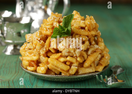 orientalische Süßigkeiten (Chak-Chak) mit Honig und Sesam Stockfoto