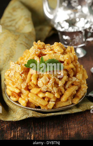 orientalische Süßigkeiten (Chak-Chak) mit Honig und Sesam Stockfoto