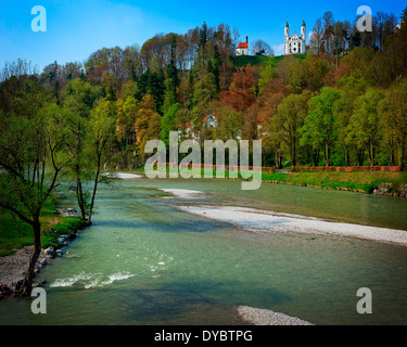 DE - Bayern: Leonard-Kapelle und die Kirche des Heiligen Kreuzes, Kalvarienberg (Kalvarienberg) über dem Fluß Isar bei Bad Tölz Stockfoto