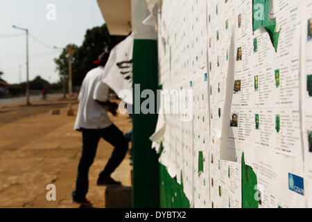 Bissau, Guinea-Bissau. 13. April 2014. Eine Person betritt ein Wahllokal in Bissau, Hauptstadt von Guinea-Bissau, 13. April 2014. Etwa 750.000 Wähler in dem westafrikanischen Land beendete Casting Stimmzettel am Sonntag für den ersten Präsidentschafts- und Parlamentswahlen seit 2012. Das Ergebnis wird voraussichtlich am 18. April herauskommen. © Li Jing/Xinhua/Alamy Live-Nachrichten Stockfoto