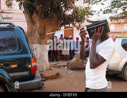 Bissau, Guinea-Bissau. 13. April 2014. Ein Wähler hinterlässt ein Wahllokal nach seiner Stimmabgabe in Bissau, Hauptstadt von Guinea-Bissau, 13. April 2014. Etwa 750.000 Wähler in dem westafrikanischen Land beendete Casting Stimmzettel am Sonntag für den ersten Präsidentschafts- und Parlamentswahlen seit 2012. Das Ergebnis wird voraussichtlich am 18. April herauskommen. © Li Jing/Xinhua/Alamy Live-Nachrichten Stockfoto